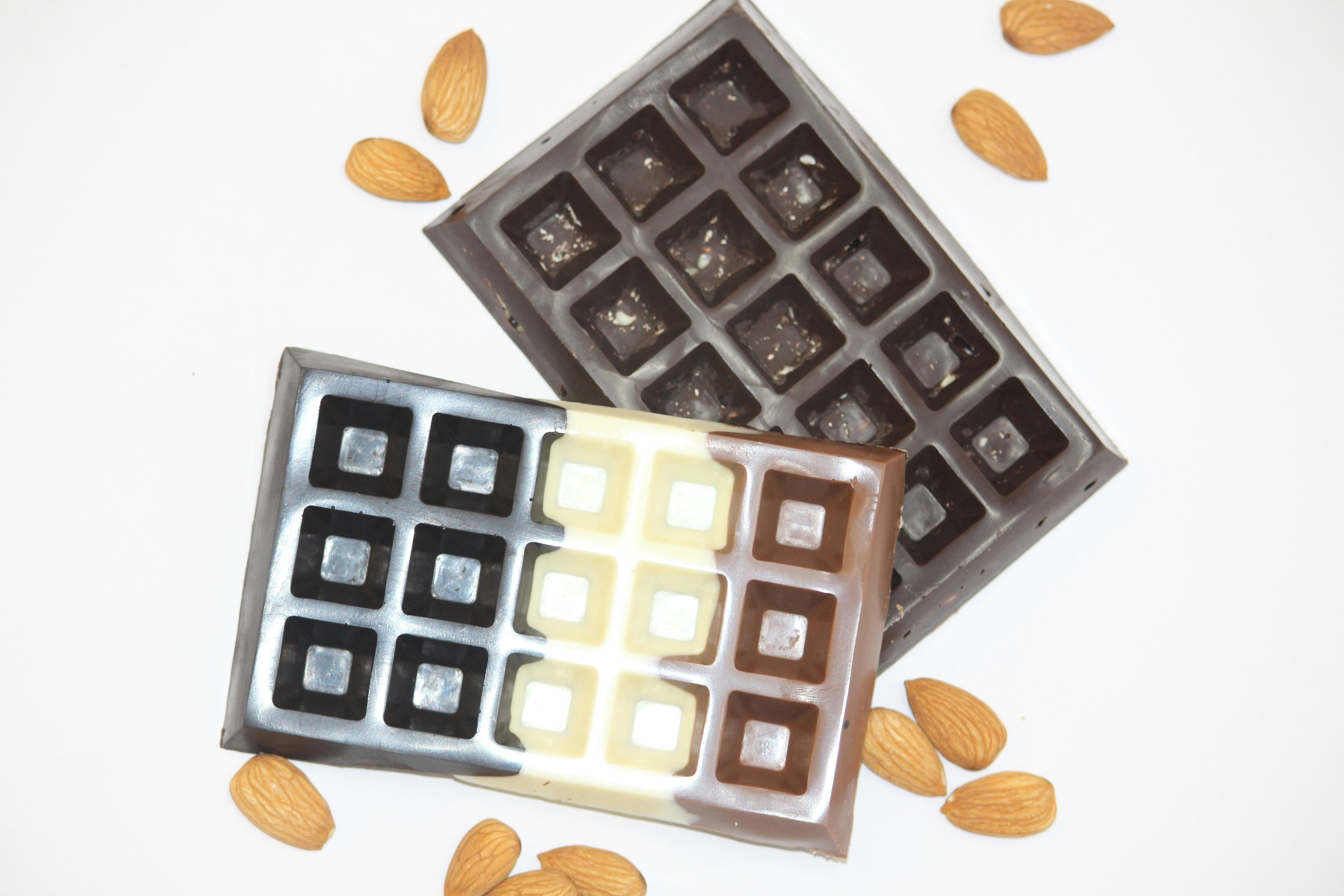 uma calculadora e moedas