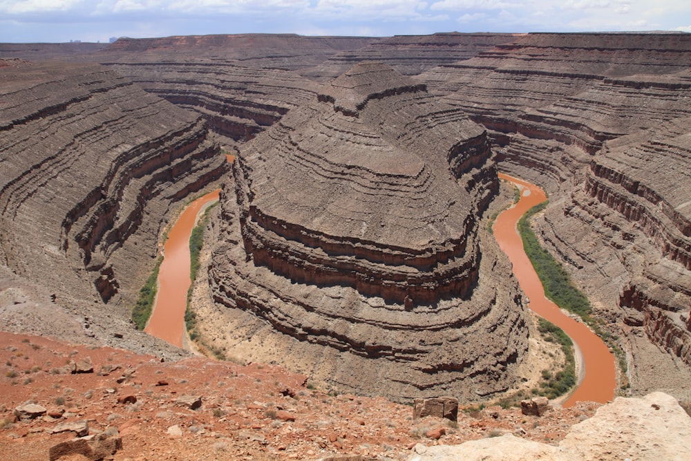 un gran cañón con una carretera sinuosa con el Parque Estatal Goosenecks al fondo