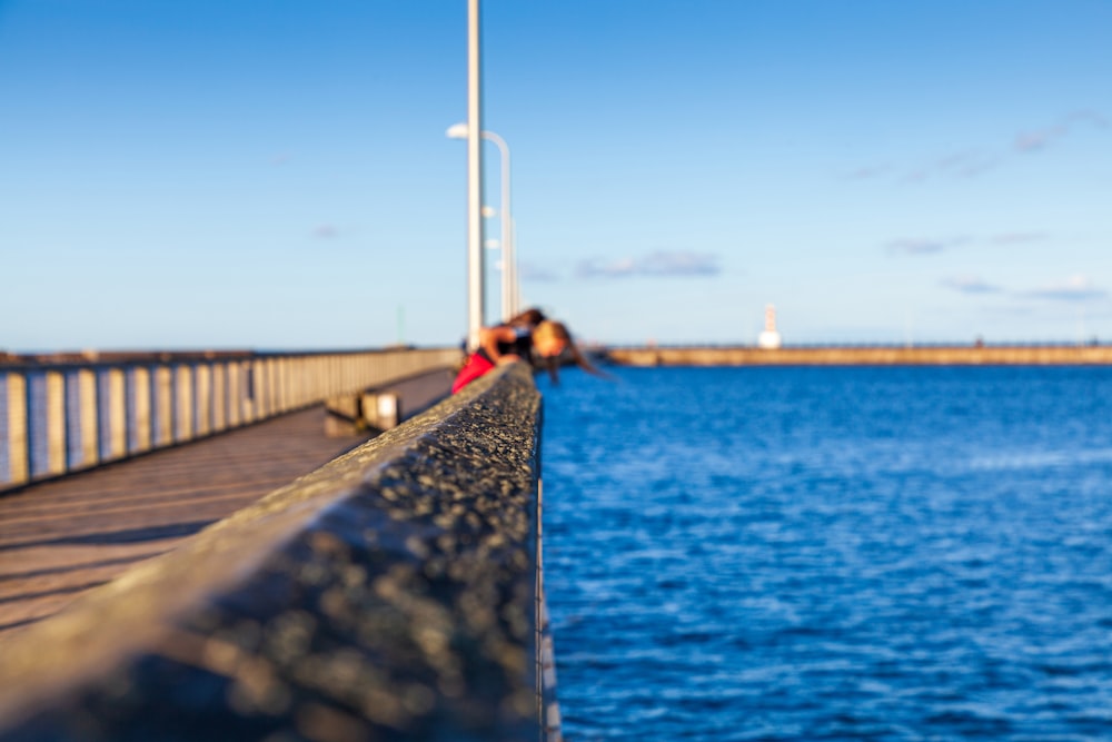 une personne sur un quai