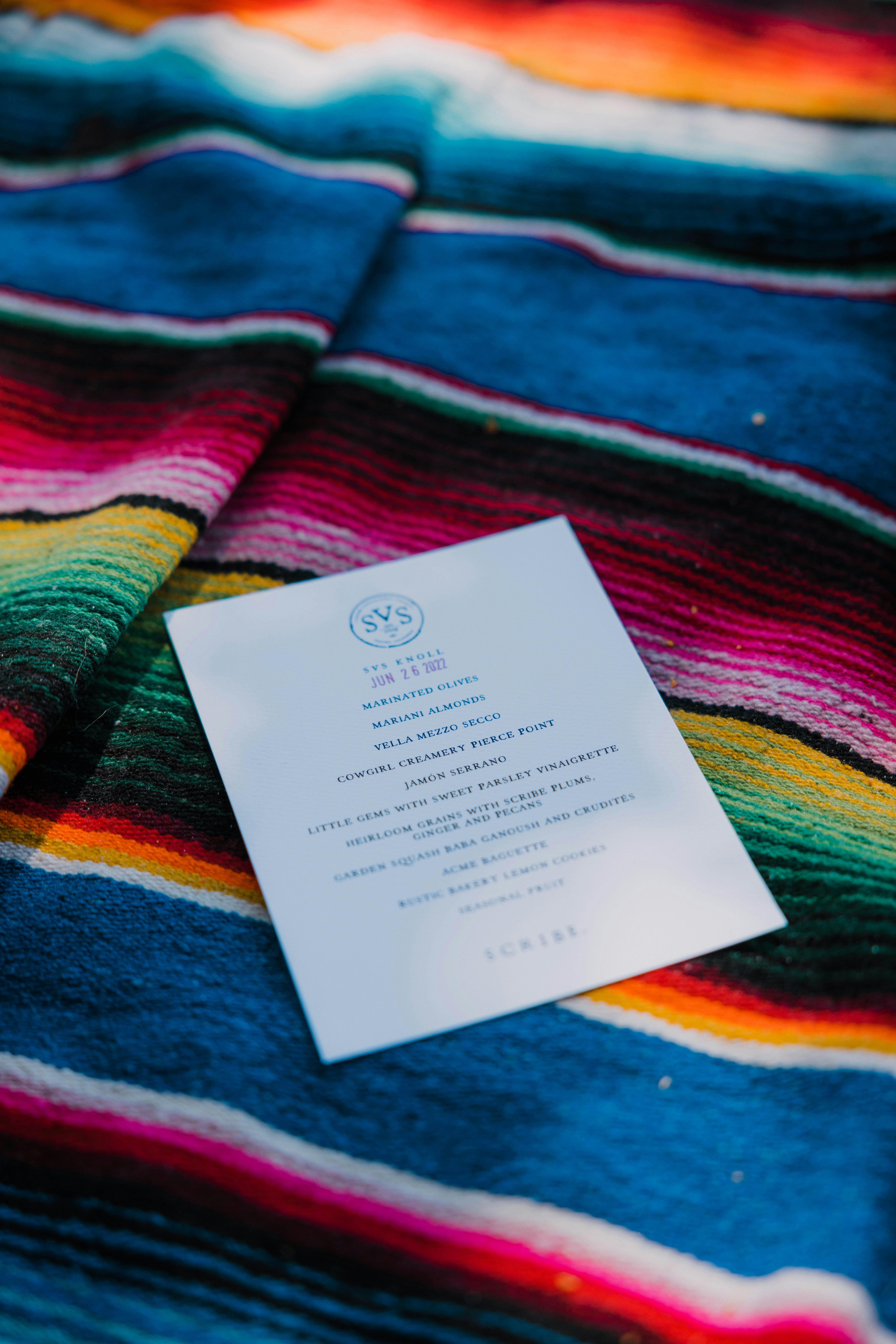 ein Stück Papier auf einer bunten Decke