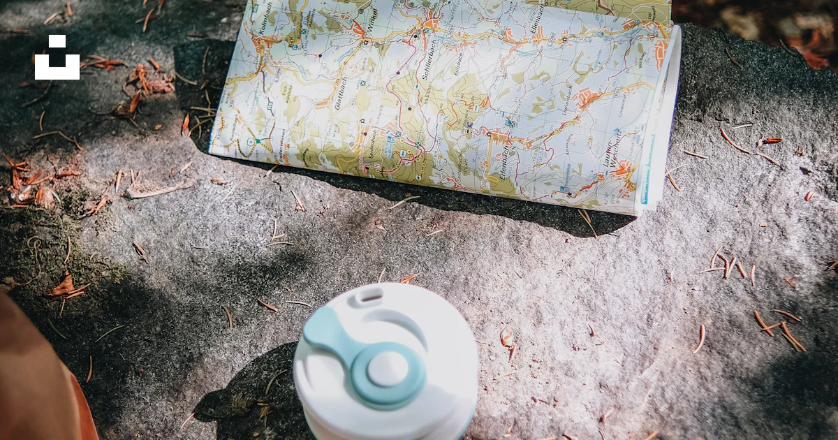 Un objeto metálico roto en una superficie de hormigón foto – Imagen de ...