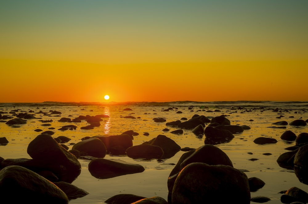 Ein Sonnenuntergang über einem Strand