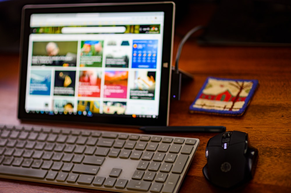 책상 위의 노트북 컴퓨터와 마우스