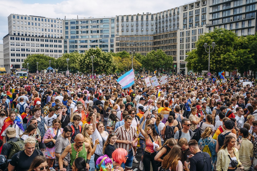 a large crowd of people