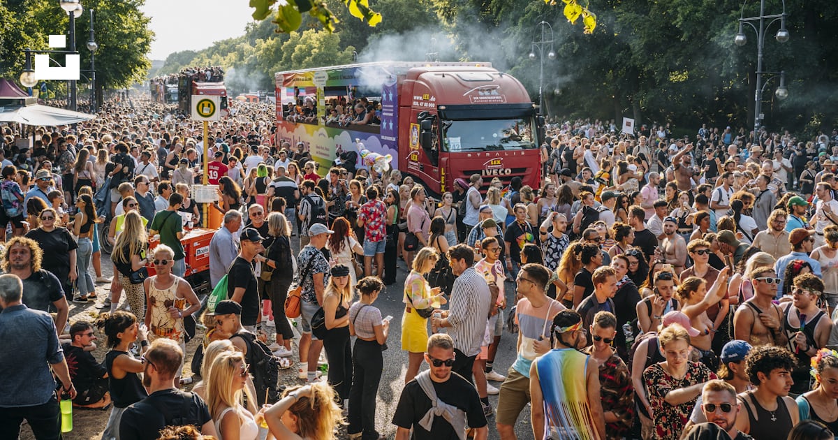A large crowd of people watching a parade photo – Free Crowd Image on ...