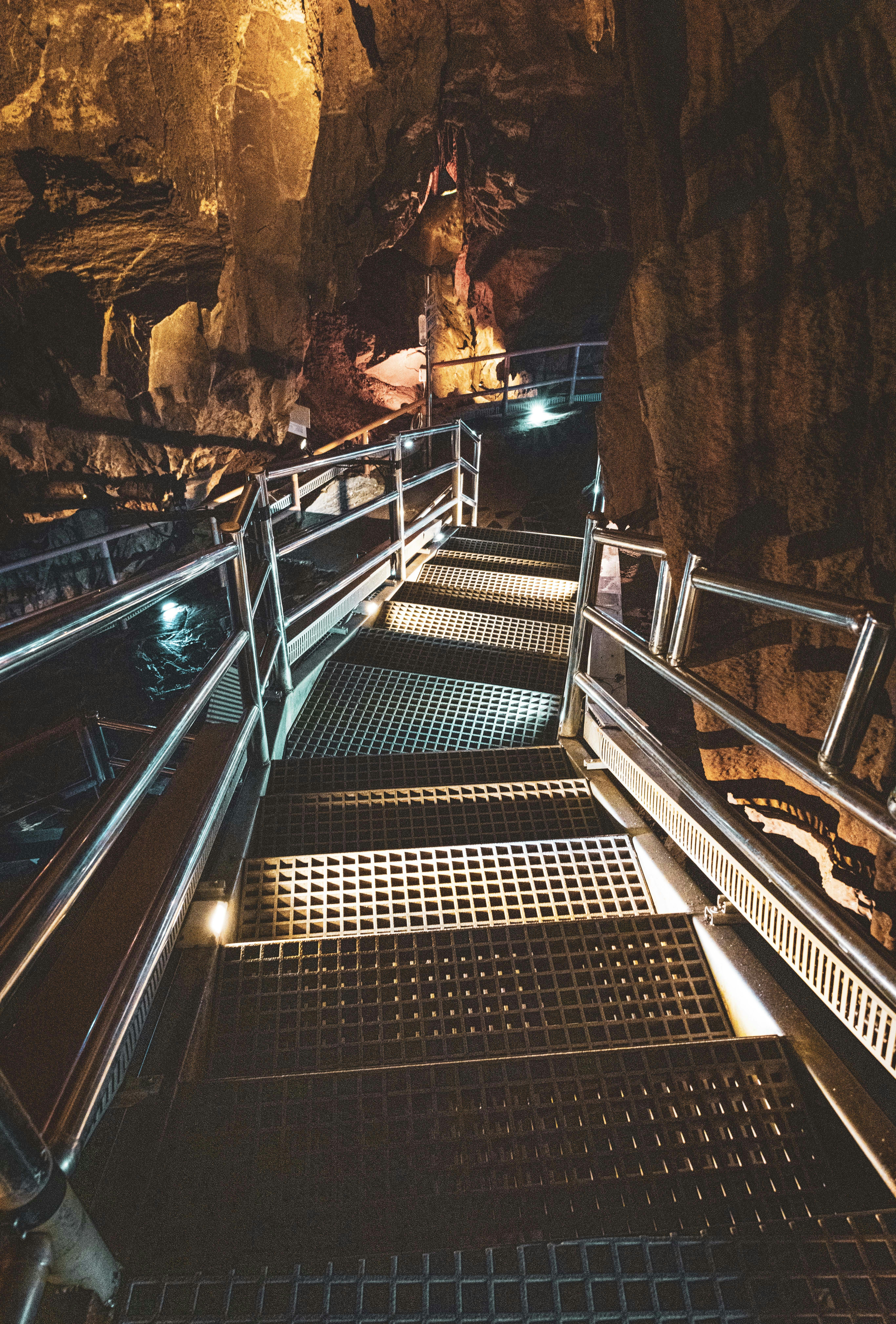 eine Treppe in einer Höhle