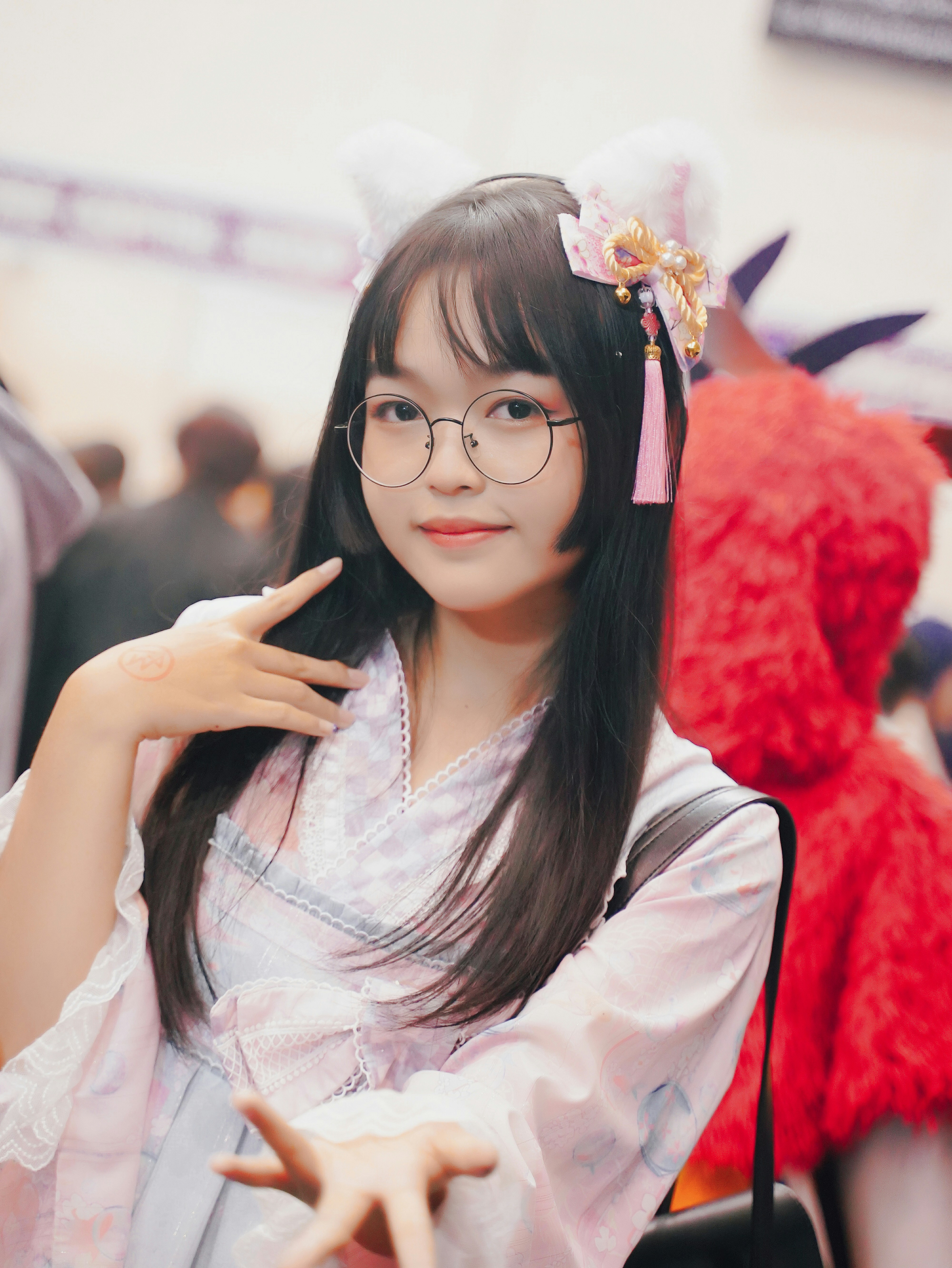 seorang wanita berkacamata