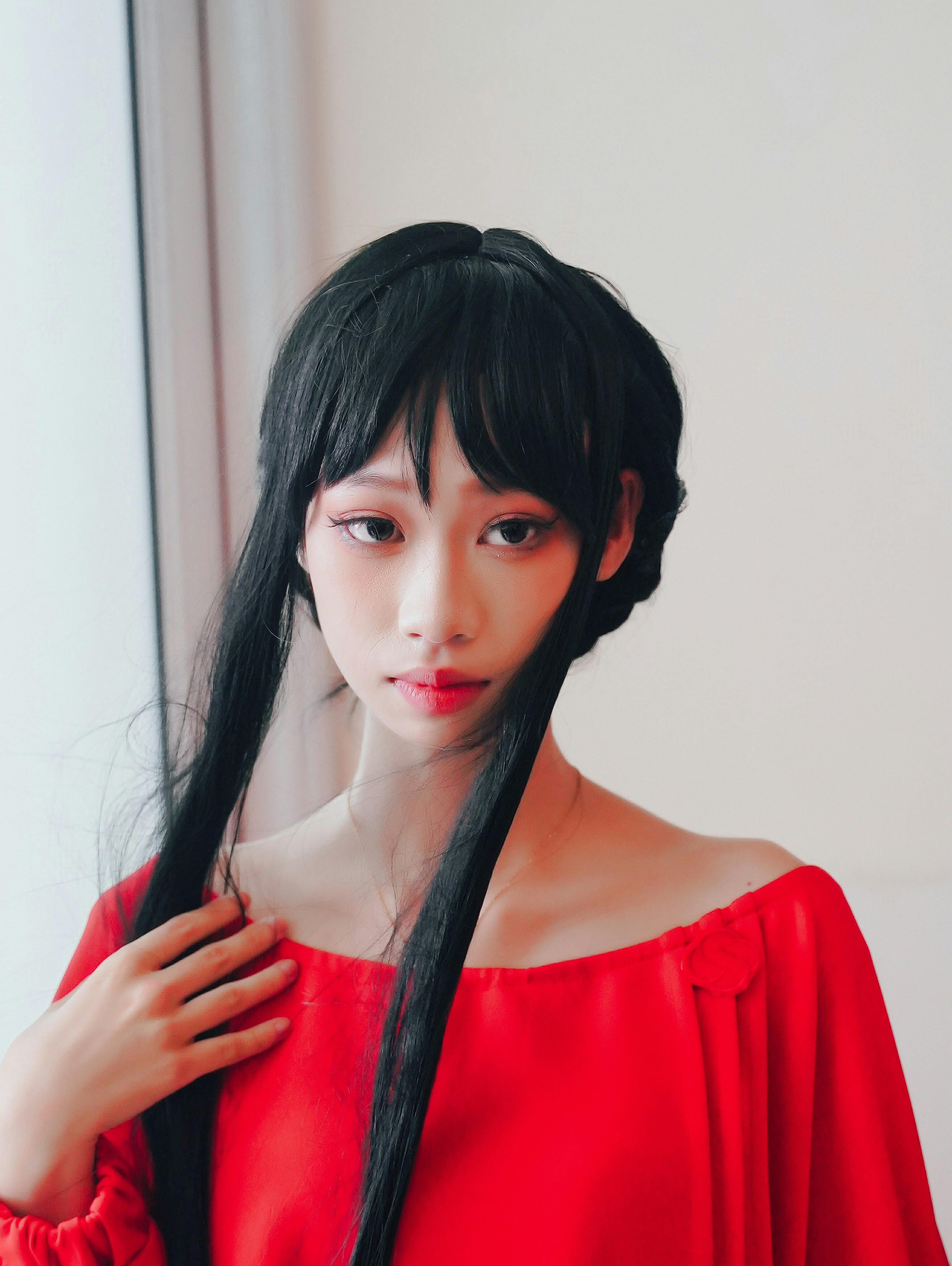 seorang wanita dengan rambut hitam