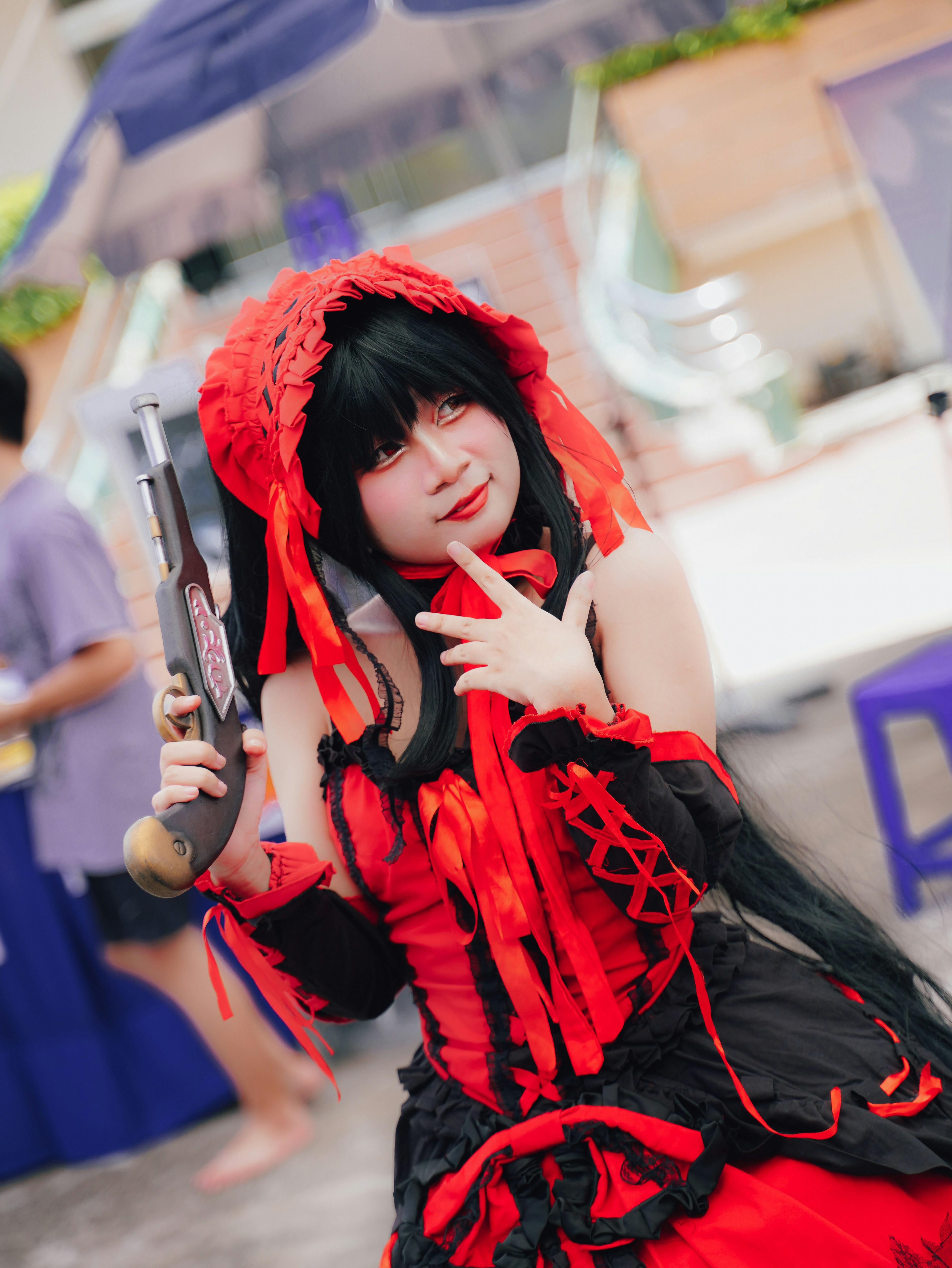 seseorang berpakaian memegang pistol