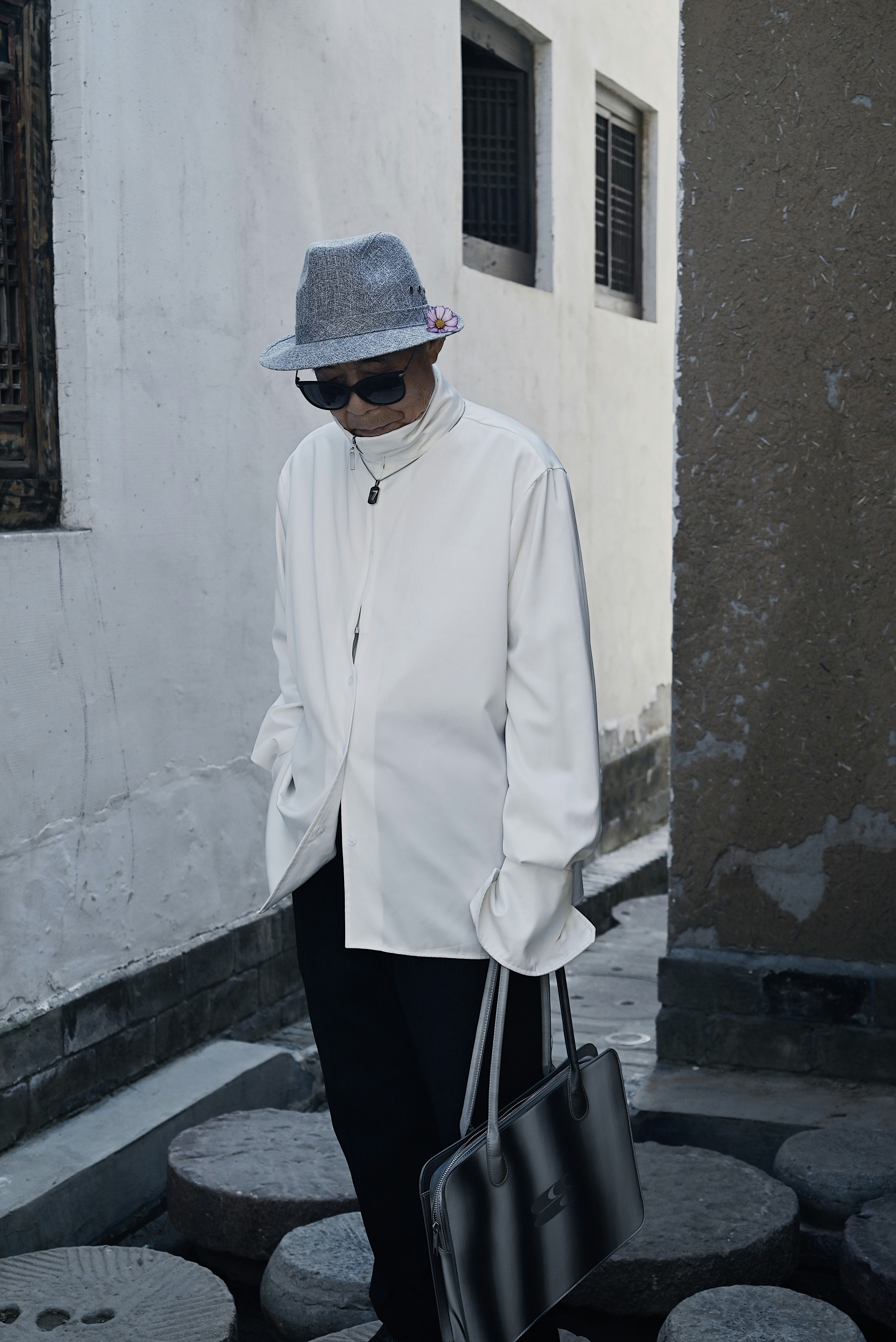 Un uomo che indossa un cappello e occhiali da sole