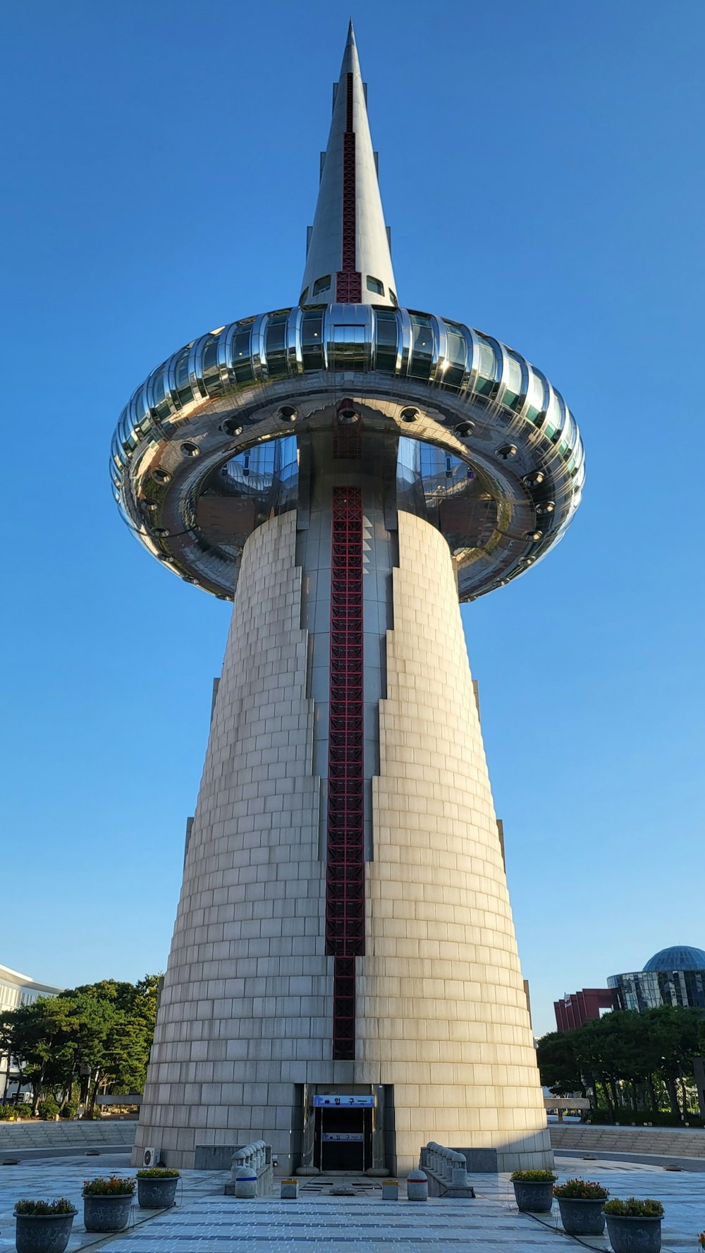 un grand bâtiment avec un toit pointu