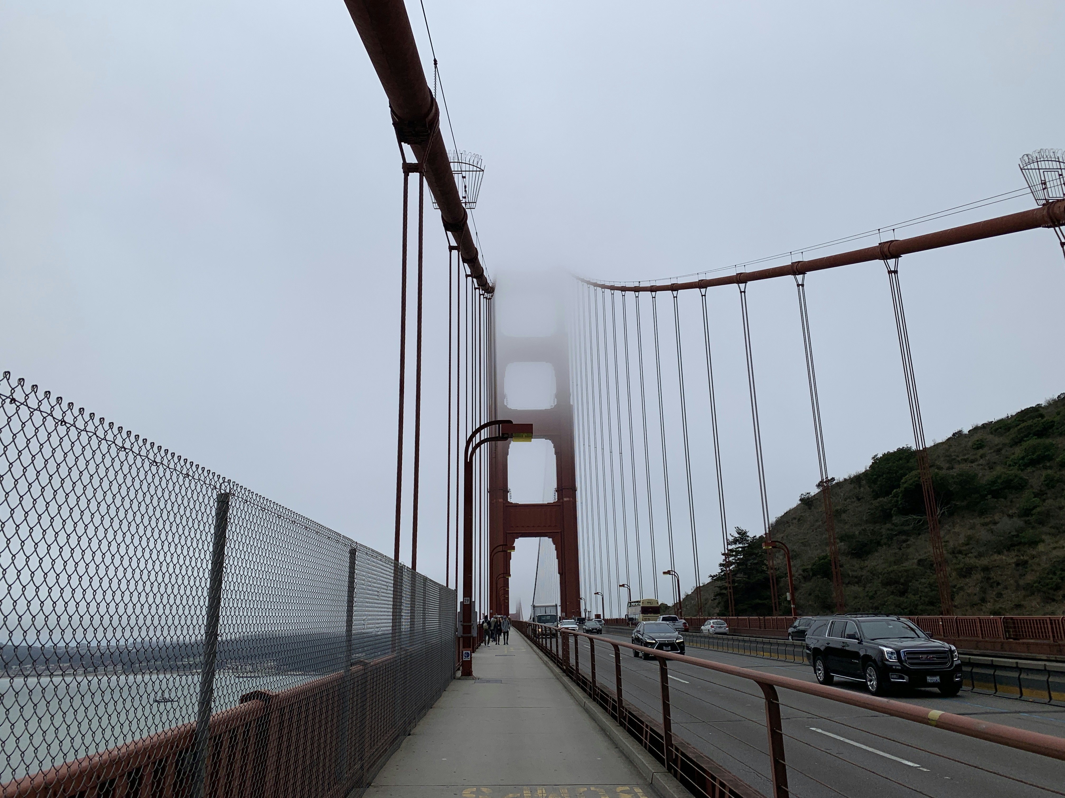 uma ponte com carros sobre ela