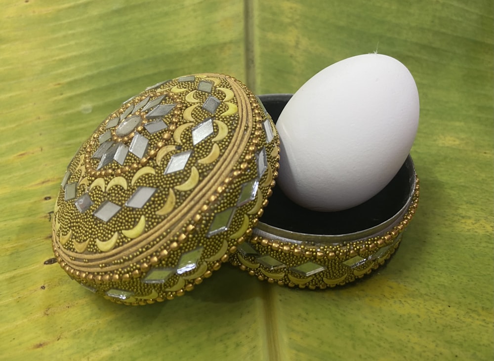 ein weißes Ei an einer Goldkette