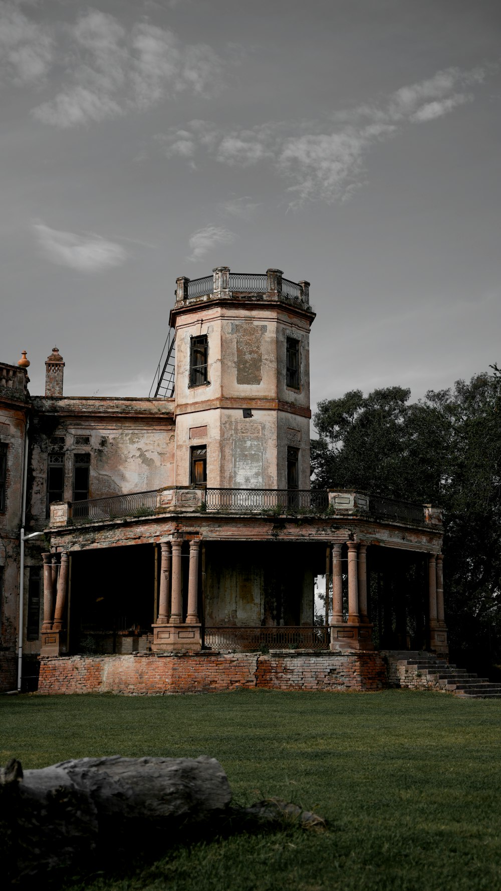 a stone building with a balcony