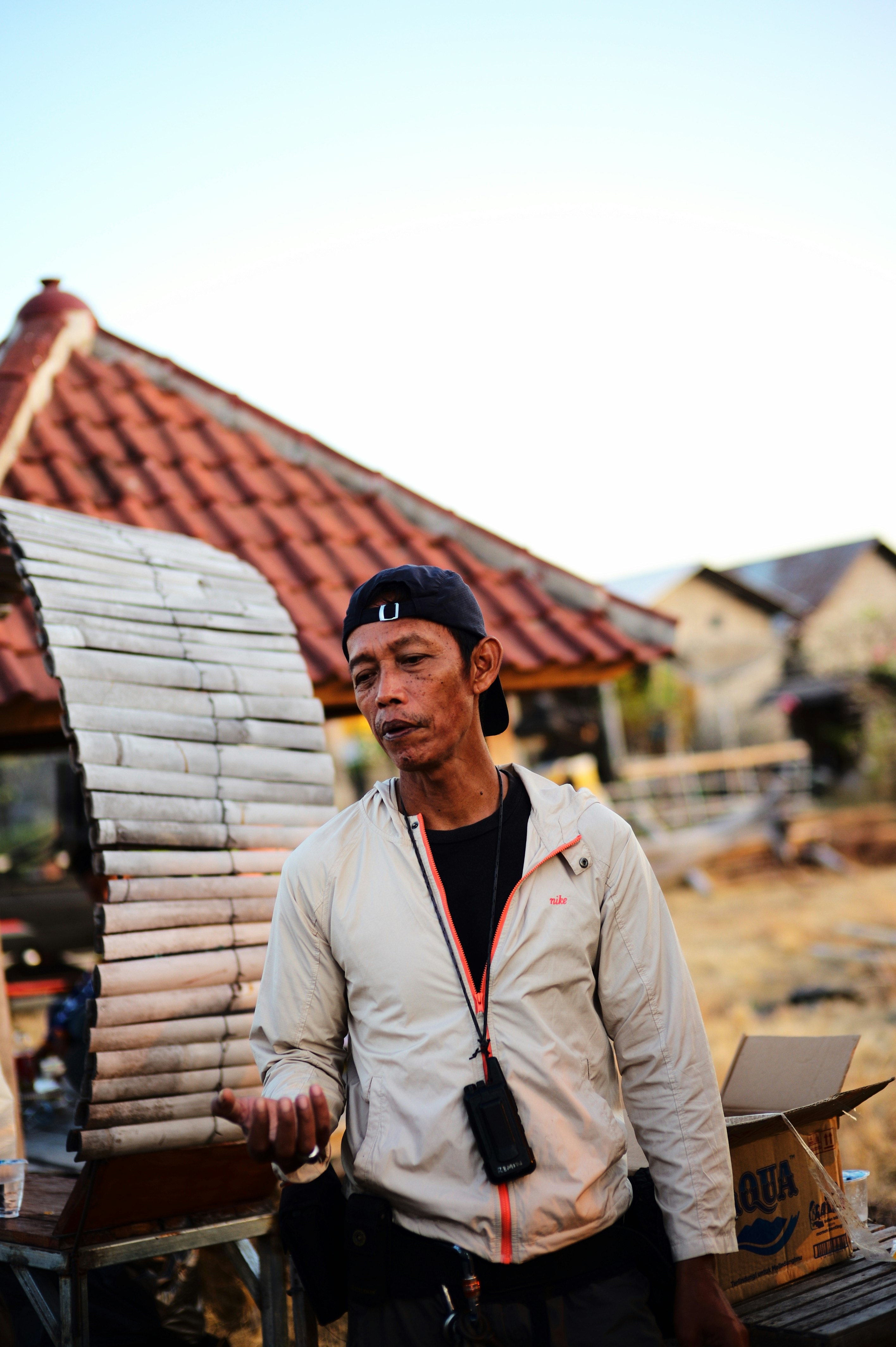 Seorang pria berdiri di luar