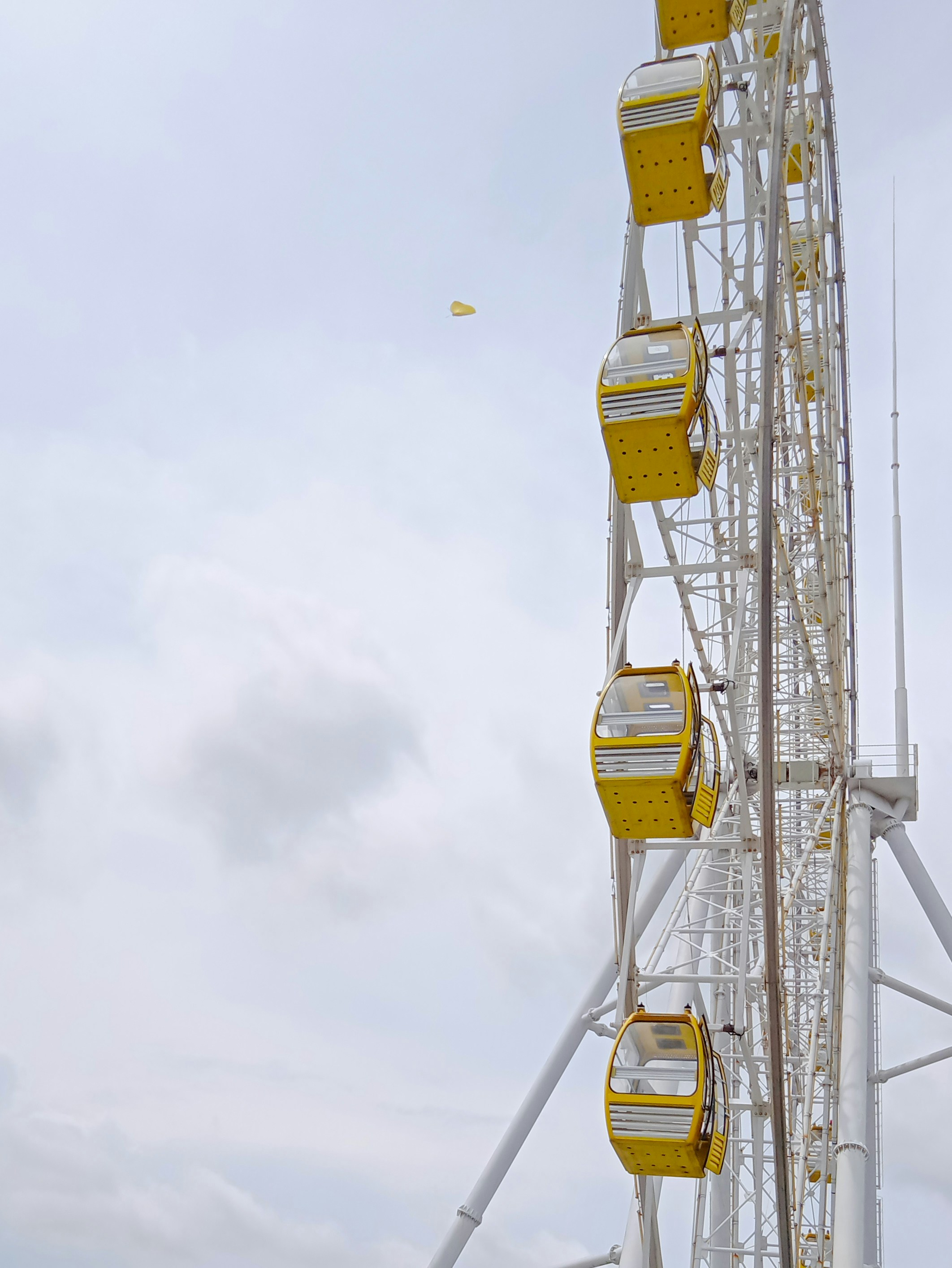 kereta gantung kuning
