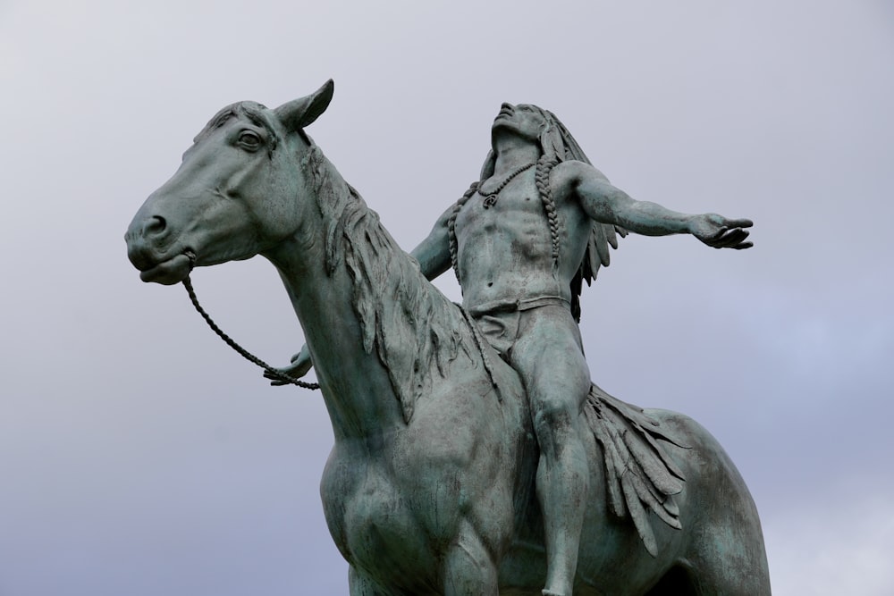 una estatua de una persona montando a caballo