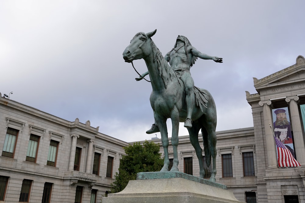 una estatua de una persona montando a caballo