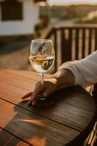 Copo de vinho branco numa mesa de madeira