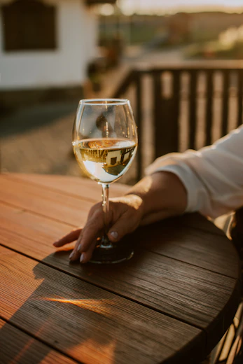 Copo de vinho branco numa mesa de madeira