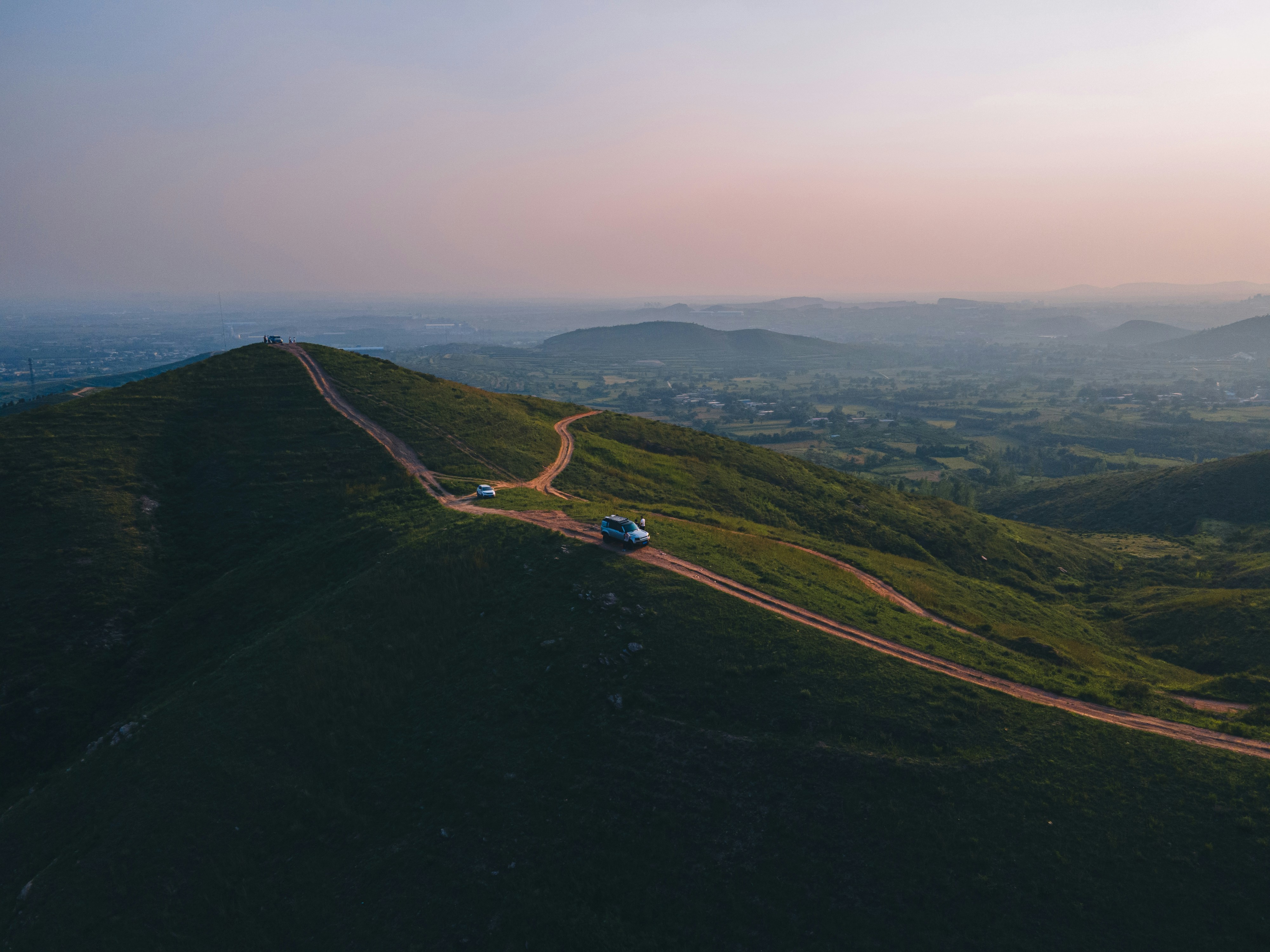 une voiture roulant sur une route