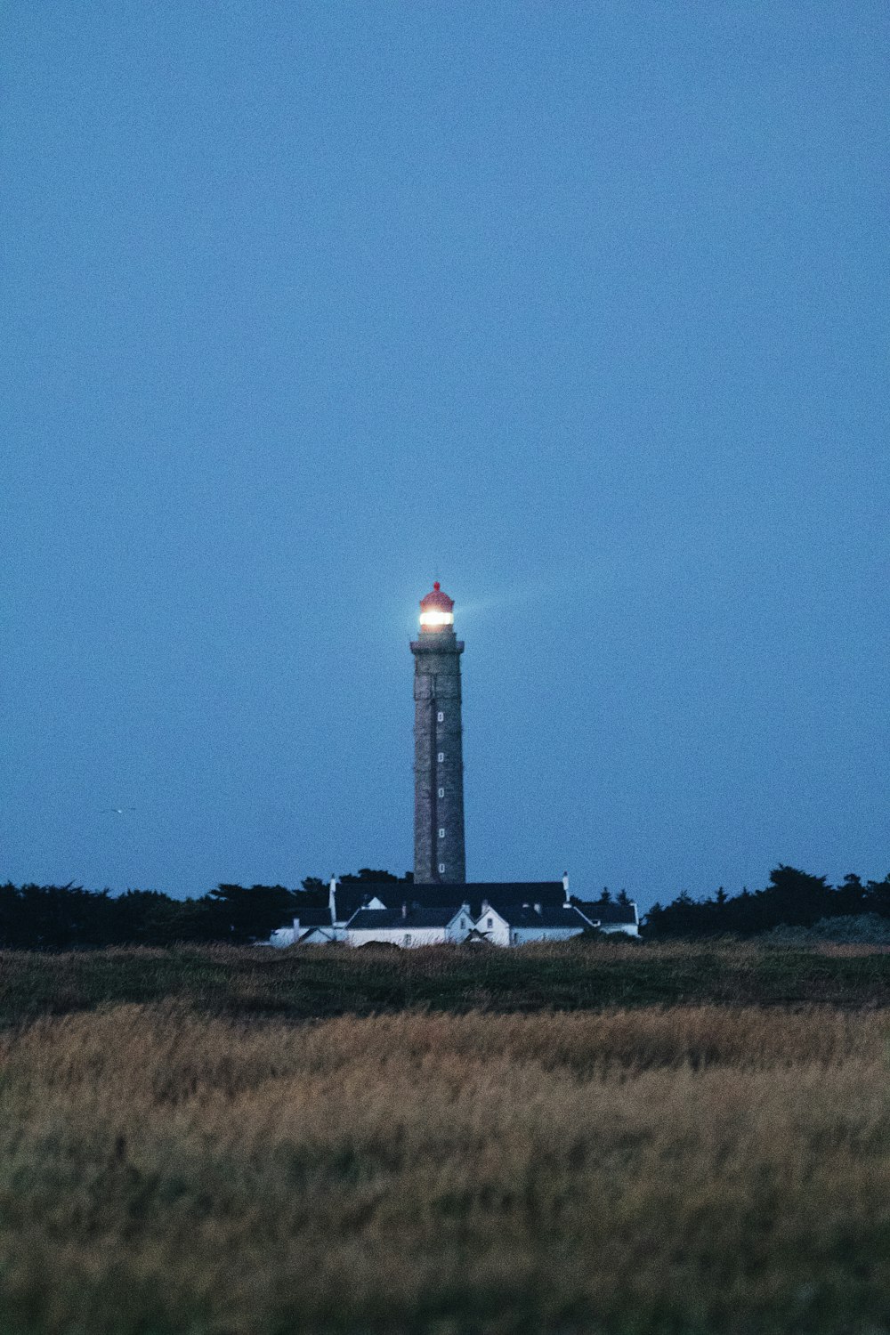 Ein Leuchtturm auf einem Feld