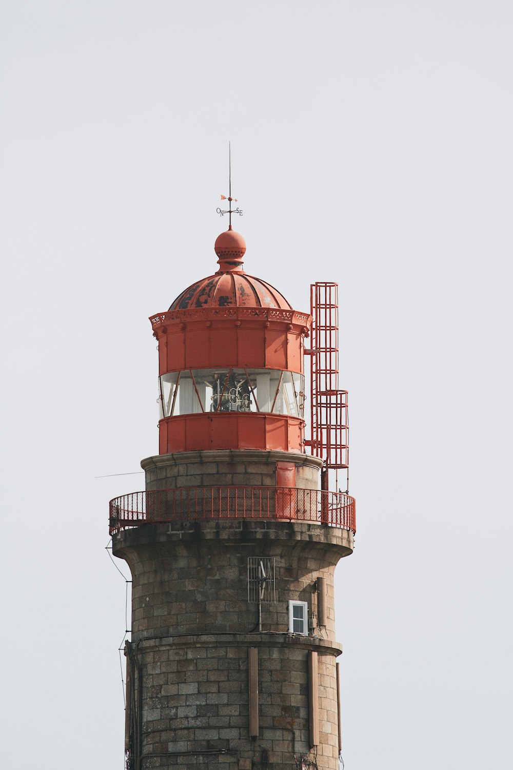 Una torre roja y blanca