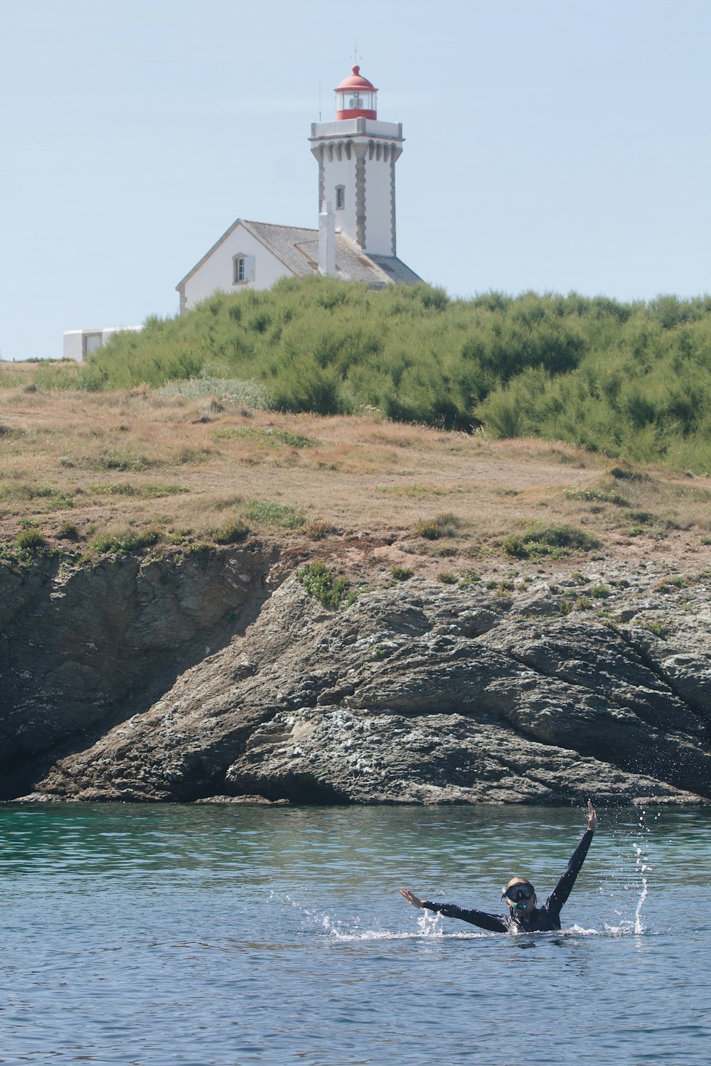 une personne plongeant dans l’eau