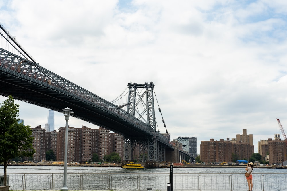 Una persona parada en un puente