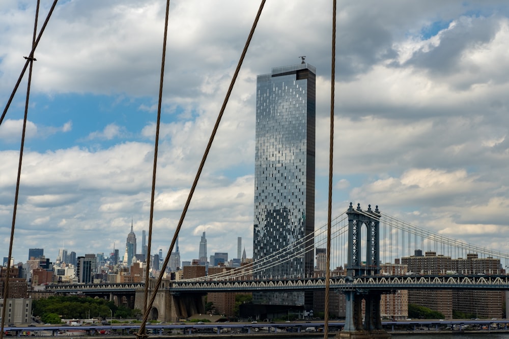 um edifício alto com uma ponte em frente a ele