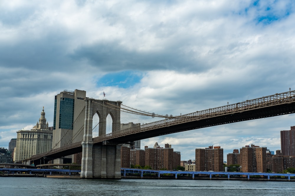 Ponte do Brooklyn sobre um corpo de água