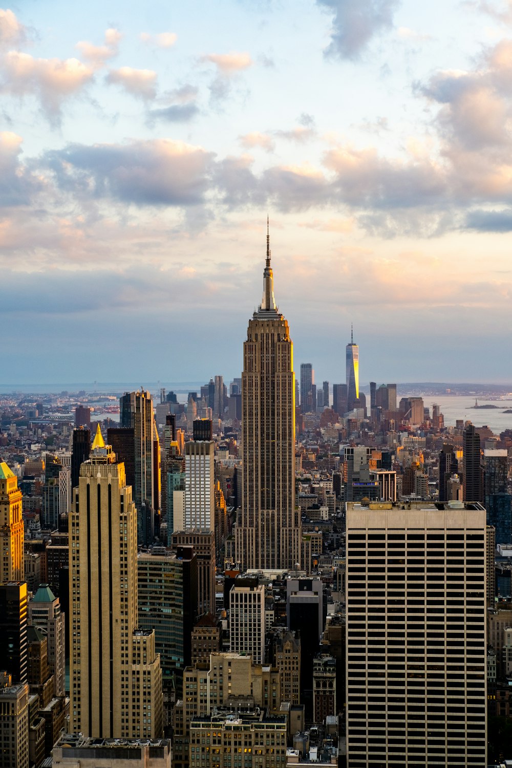 Uno skyline della città con edifici alti