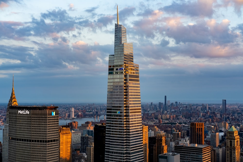 um edifício alto em uma cidade