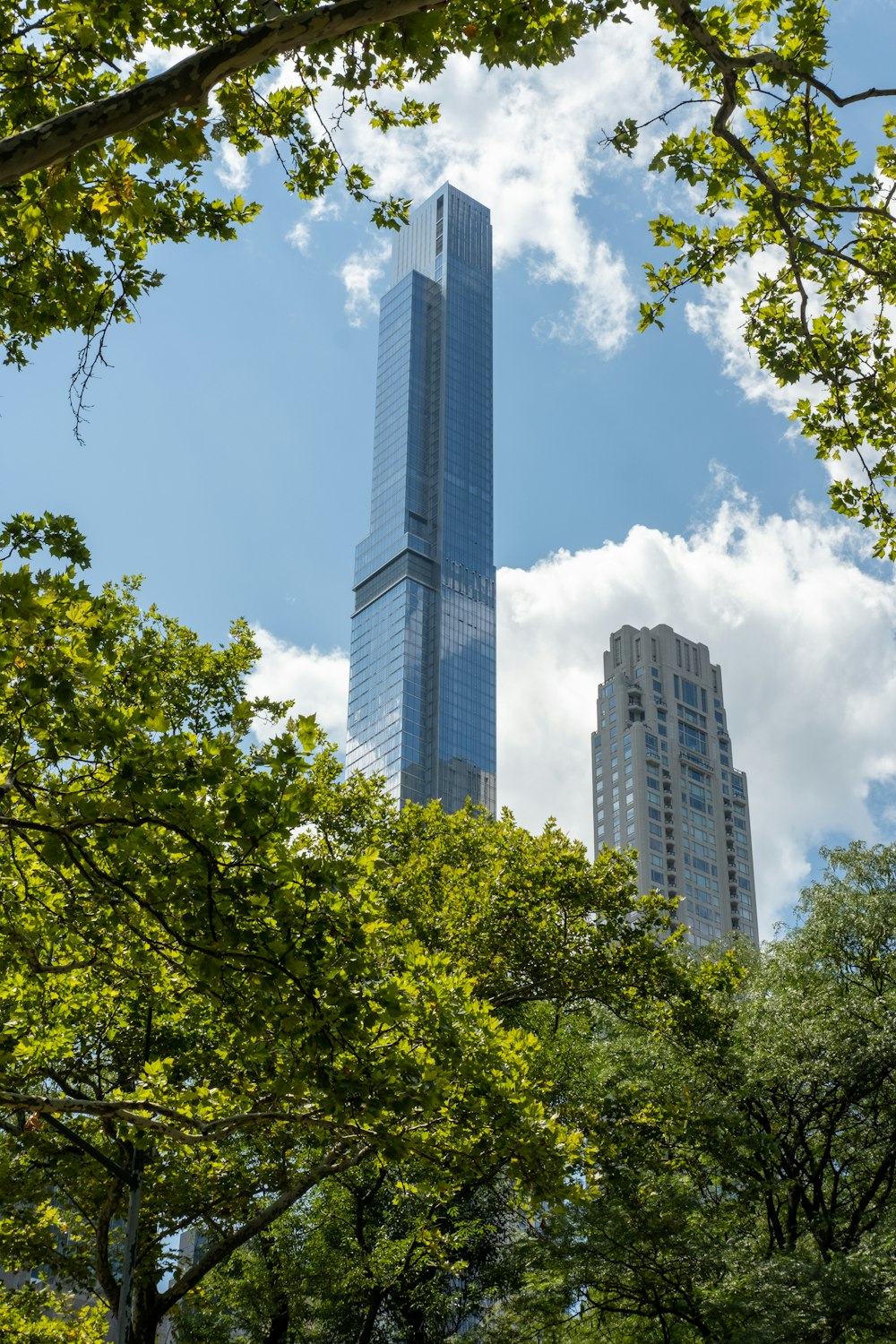 un grand bâtiment avec des arbres devant lui