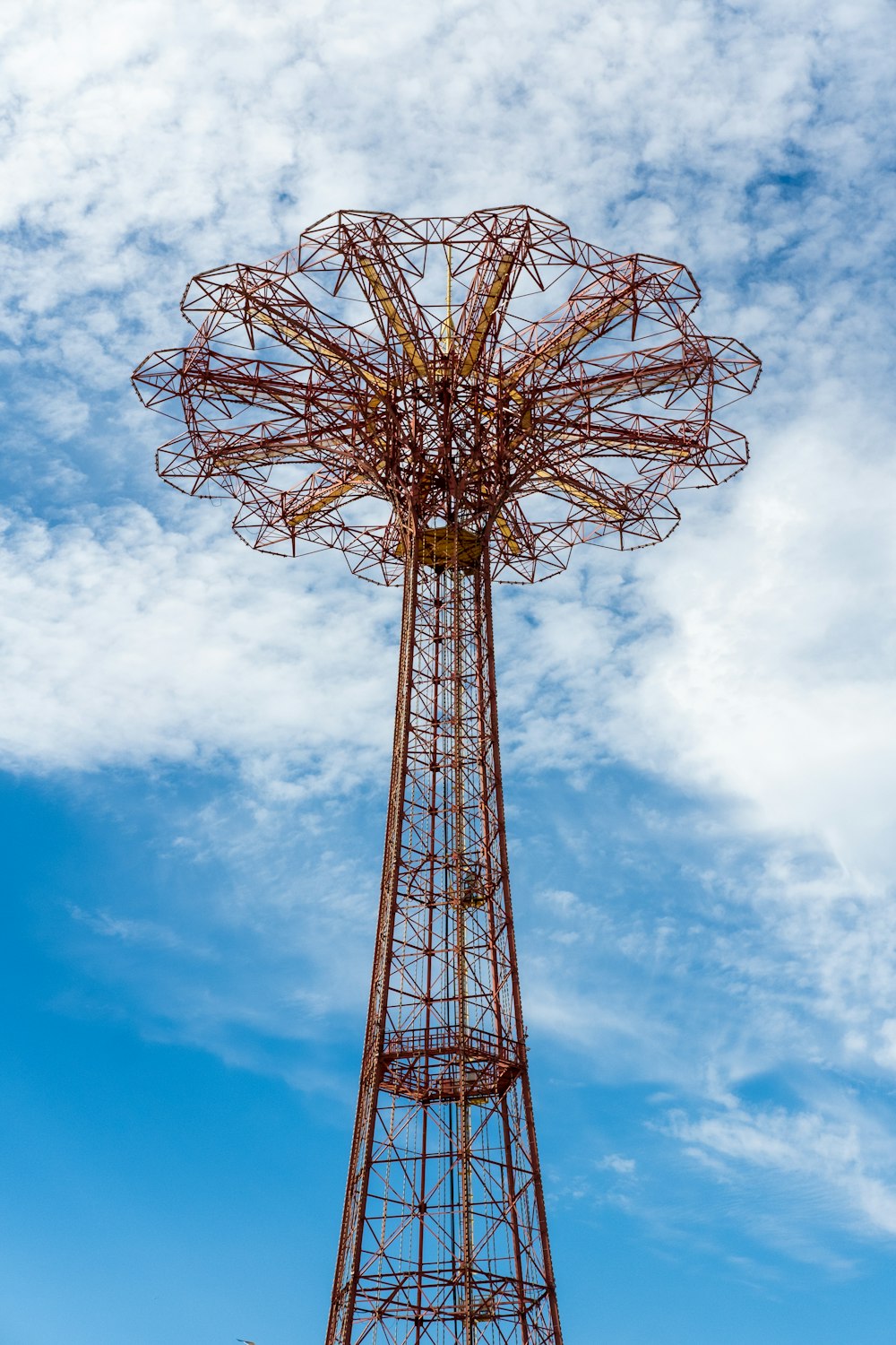 uma torre de metal alta