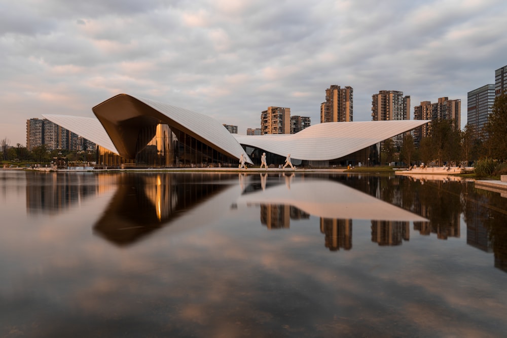 Un edificio con techo de cristal