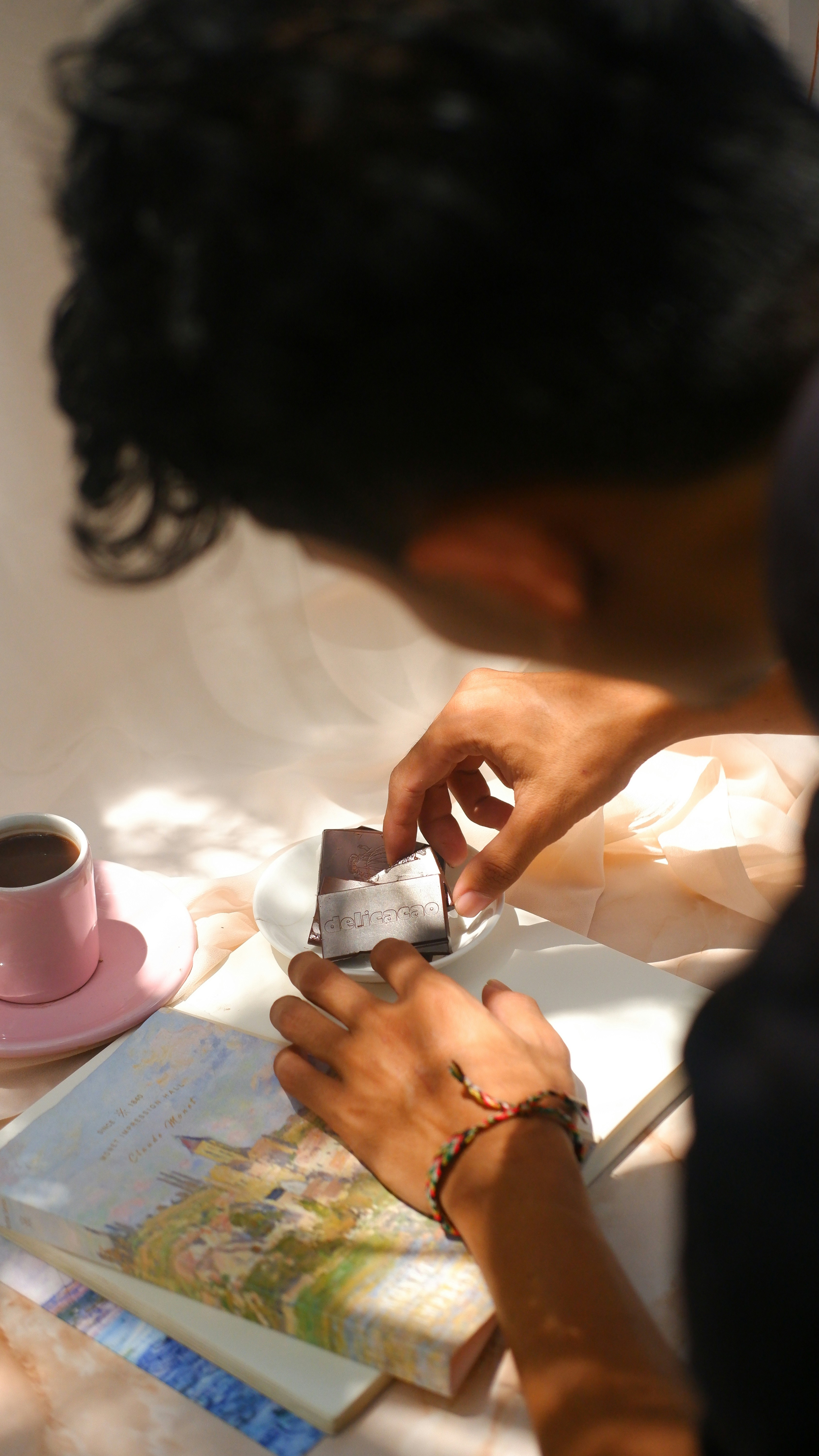 uma pessoa segurando um objeto pequeno