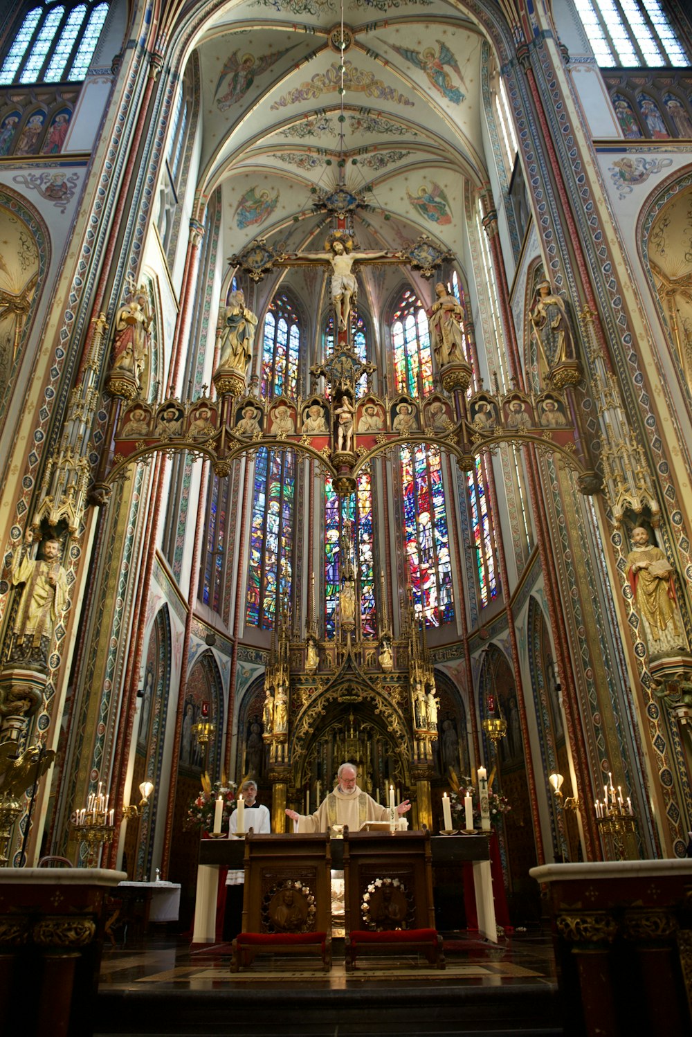 Un gran edificio religioso adornado con vidrieras