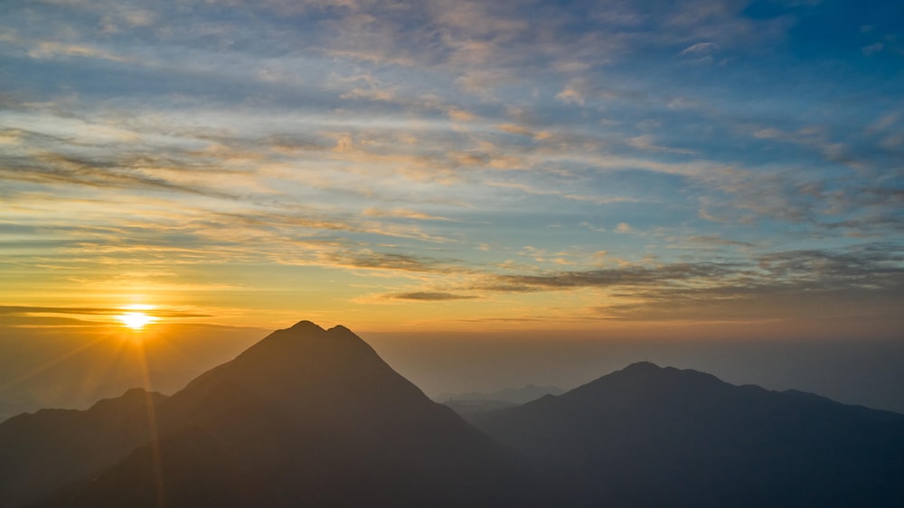 un coucher de soleil sur une chaîne de montagnes