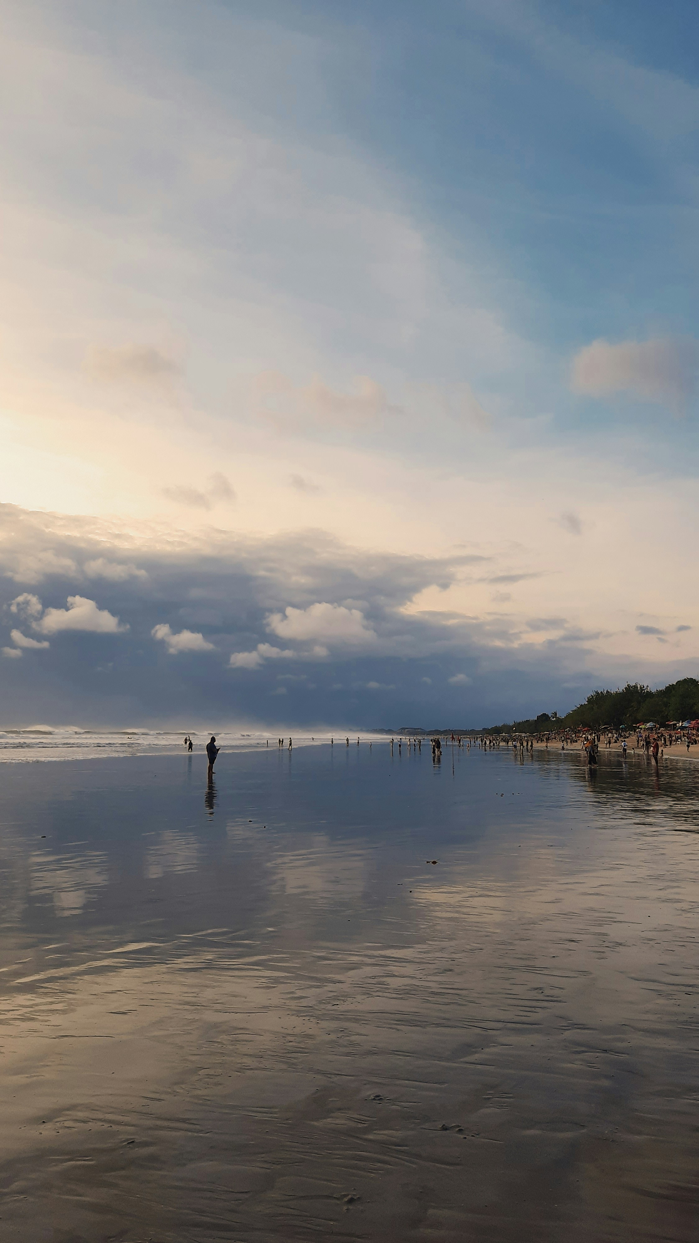 uma praia com pessoas andando sobre ela