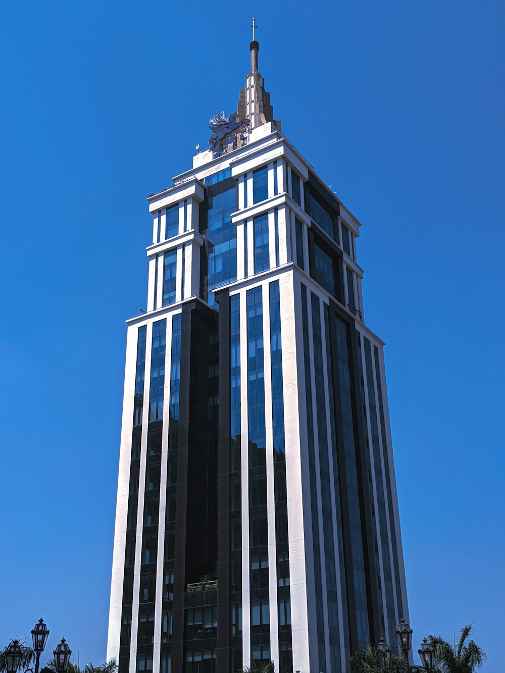 Un edificio alto con una cima appuntita