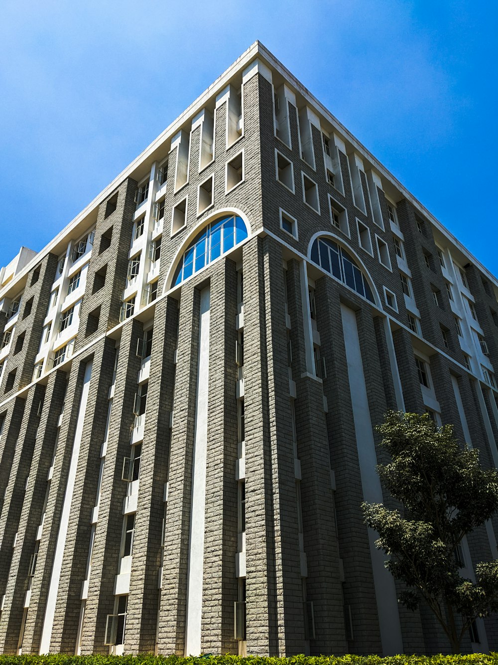 Un edificio alto con ventanas