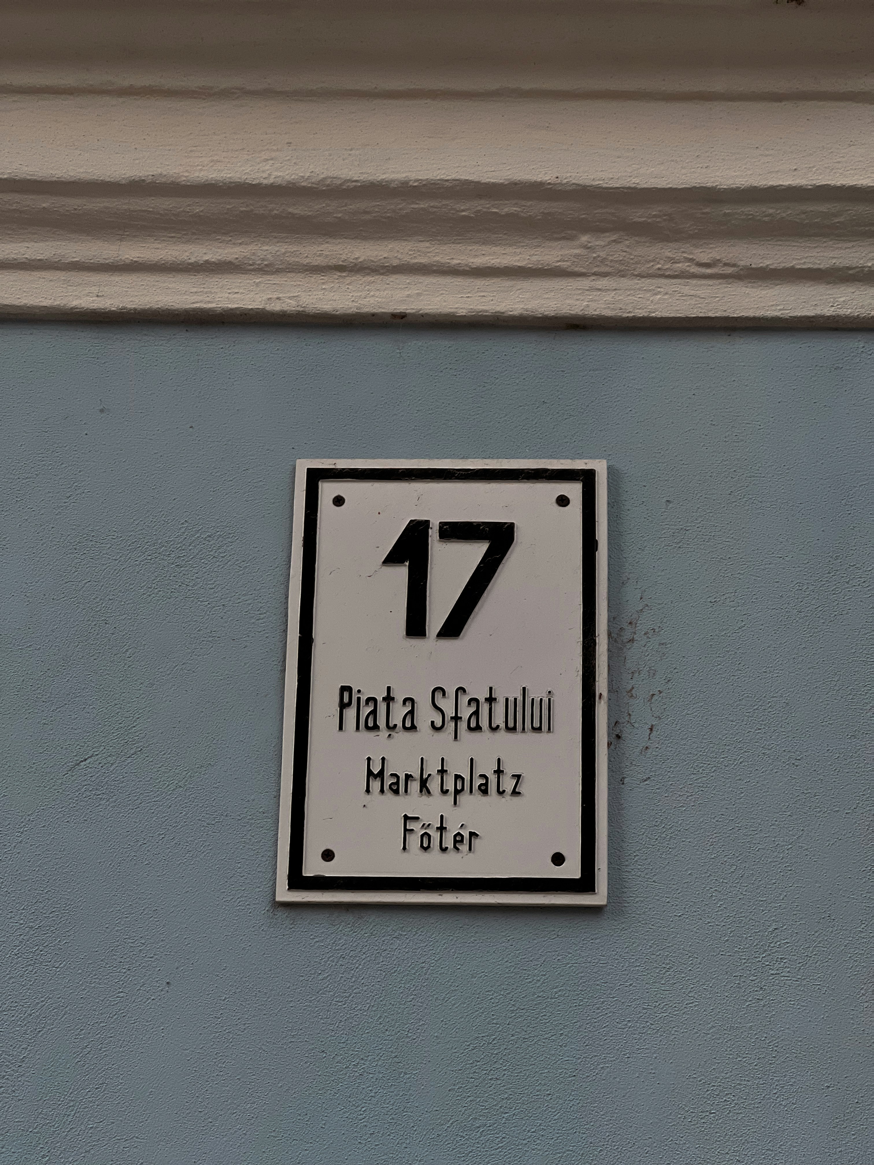 ein weißes Schild mit schwarzem Text