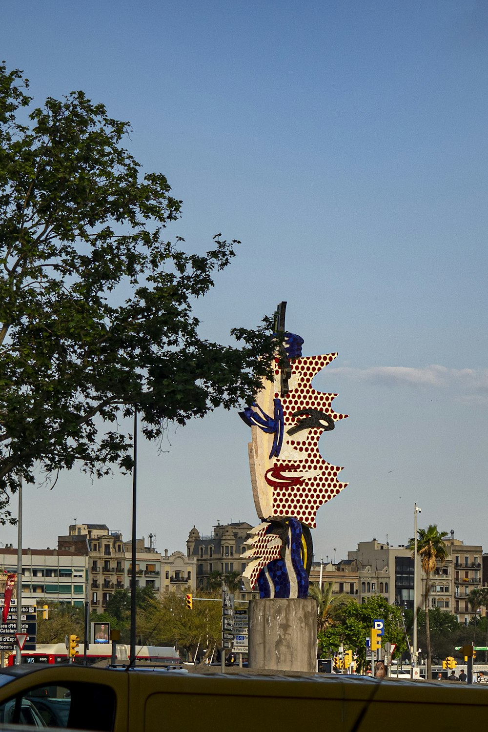 une grande sculpture colorée