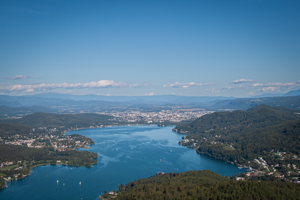 uno specchio d'acqua con una città accanto