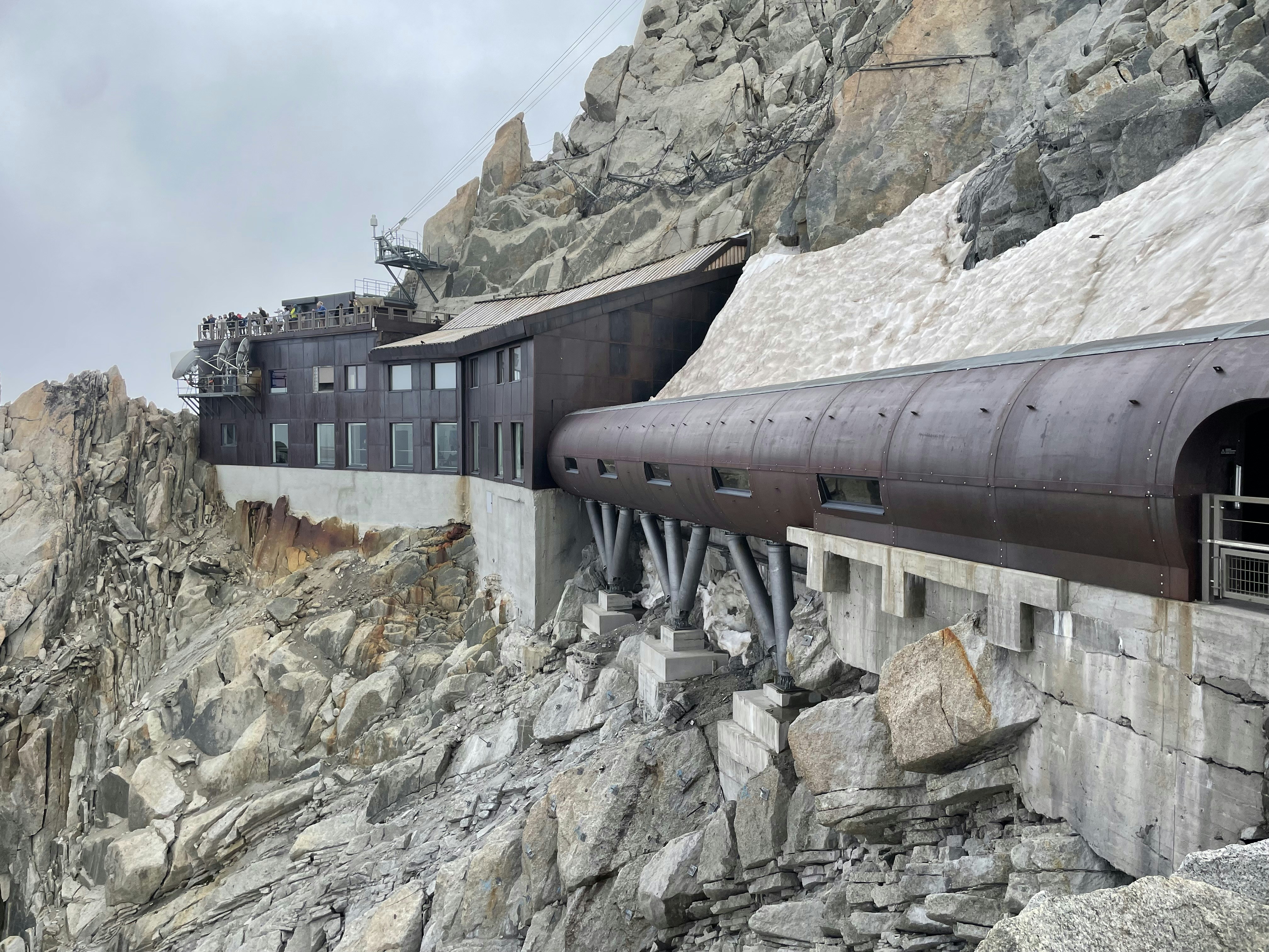 Un train sur une montagne rocheuse