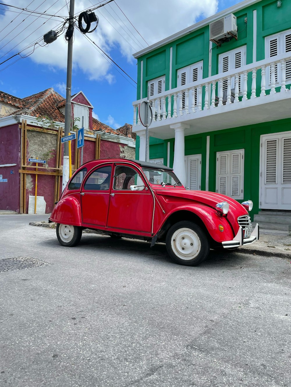 Une voiture rouge garée dans une rue