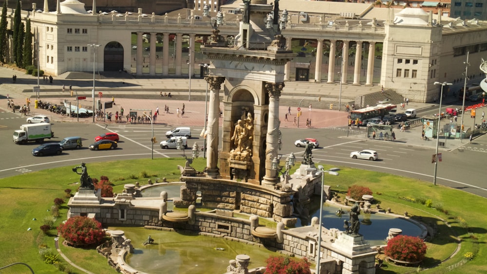 ein großes Steingebäude mit einem Brunnen davor