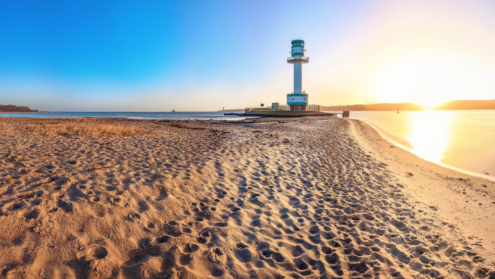 Una spiaggia di sabbia con un faro