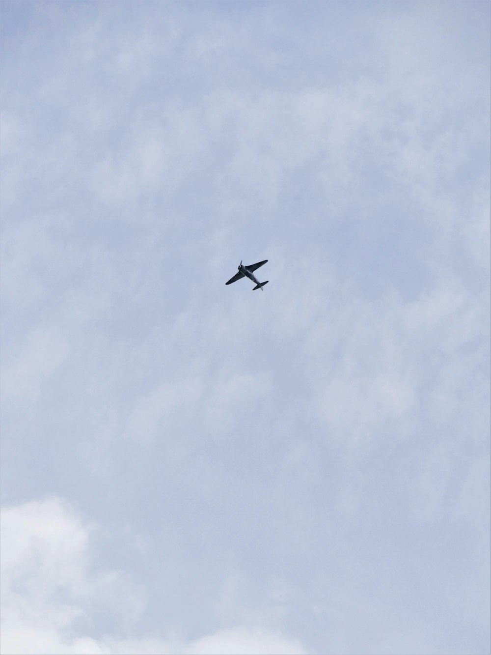 Un aereo che vola nel cielo